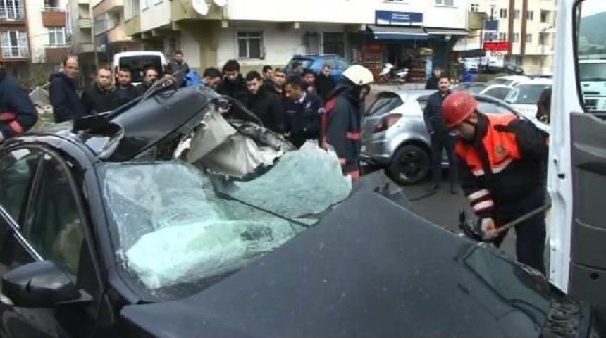 Takla Atarak Havalanan Otomobil Karşı Y&ouml;nden Gelen Otomobilin &Uuml;zerine D&uuml;şt&uuml;;4 Yaralı