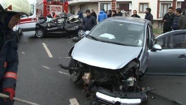 Takla Atarak Havalanan Otomobil Karşı Yönden Gelen Otomobilin Üzerine Düştü;4 Yaralı