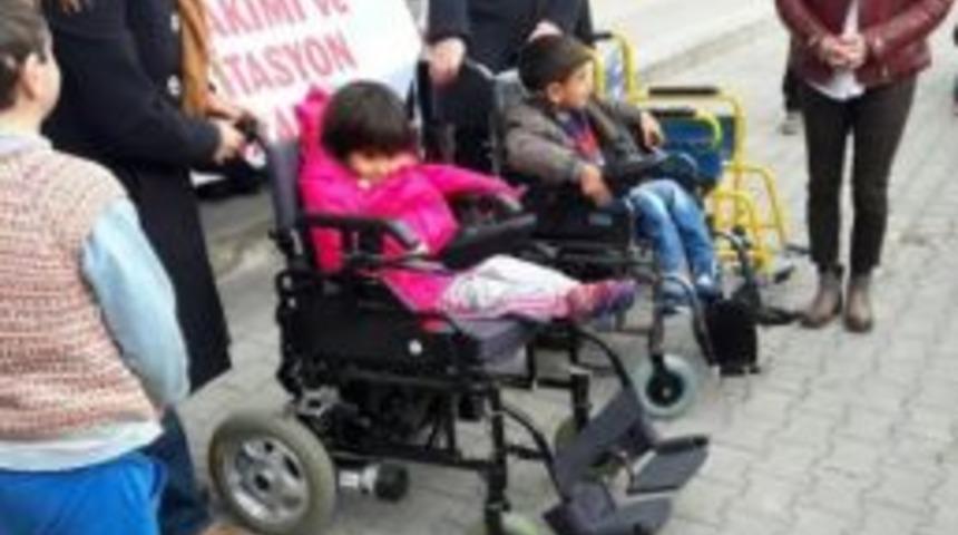 Sel&ccedil;uk &Uuml;niversitesi &Ouml;ğrencilerinden Engelli &Ouml;ğrencilere Yardım