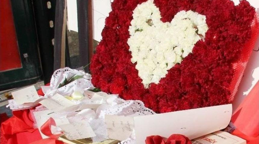 Askerler Şehit D&uuml;şen Silah Arkadaşlarını Unutmadı