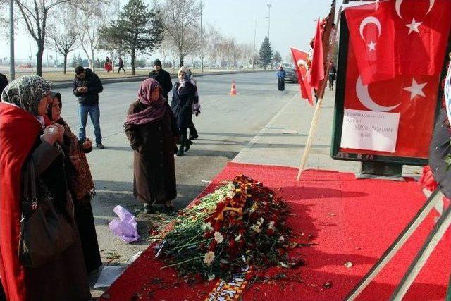 Askerler Şehit Düşen Silah Arkadaşlarını Unutmadı