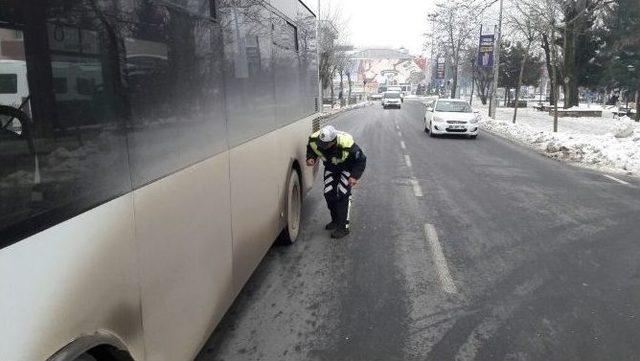 Trafik Ekiplerinin Kar Lastiği Uygulaması S&uuml;r&uuml;yor 1