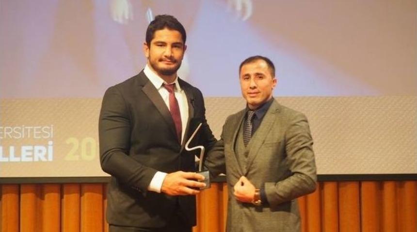 T&uuml;rkiye&rsquo;nin En İyi Sporcusu Taha Akg&uuml;l Oldu