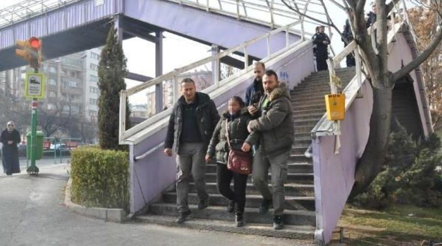 Yaya K&ouml;pr&uuml;s&uuml;nden Atlamak Isteyen Kadını Polisler Engelledi