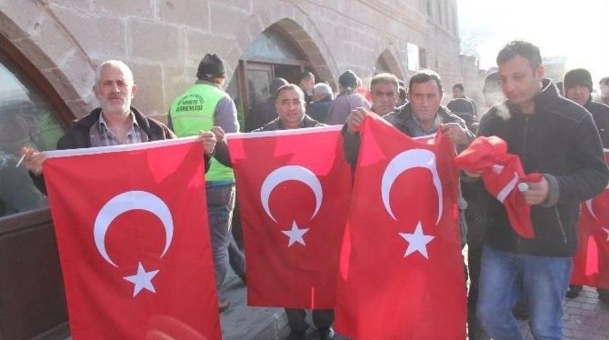 İncesu Belediyesi Vatandaşlara 3 Bin Adet T&uuml;rk Bayrağı Dağıttı