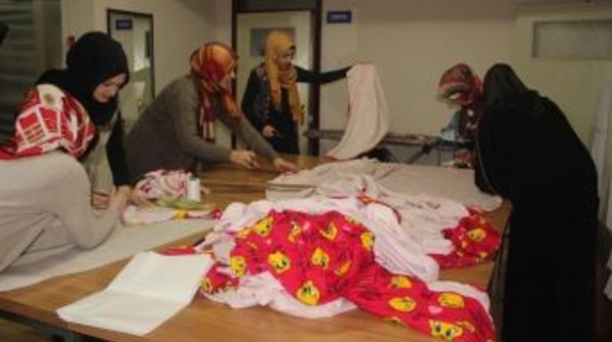 Halepli &Ccedil;ocuklara Anne Şefkati