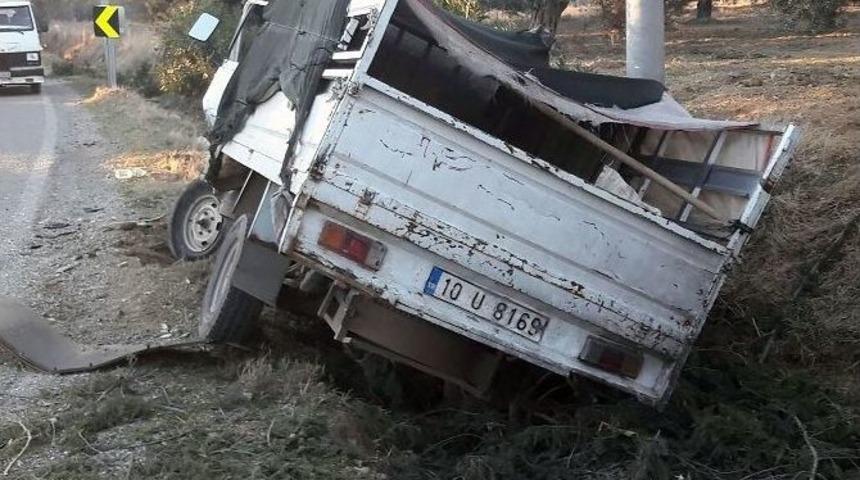Balıkesir&rsquo; De Zeytin İş&ccedil;ilerini Taşıyan Kamyonet Kaza Yaptı: 11 Yaralı.
