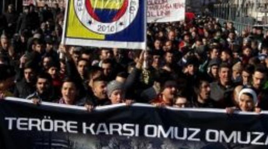 Taraftarlar Ter&ouml;re Karşı Omuz Omuza