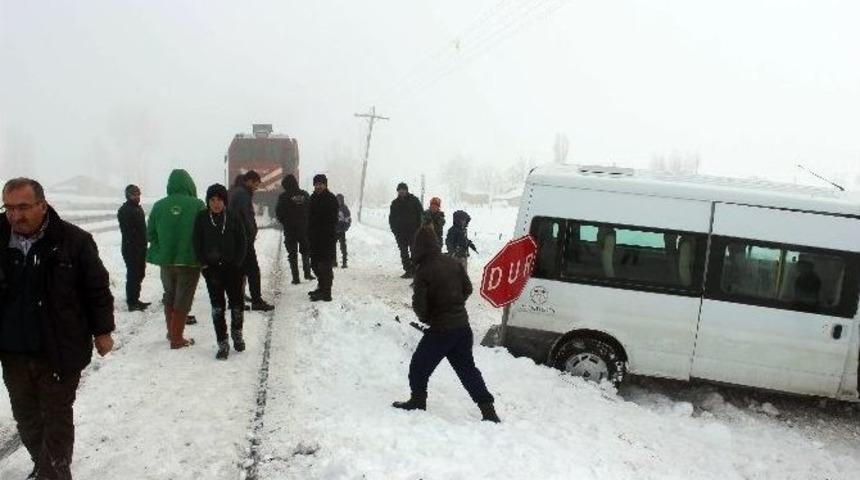 Tren &Ouml;ğrenci Servisine &Ccedil;arptı: 2 Yaralı