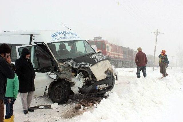 Tren Öğrenci Servisine Çarptı: 2 Yaralı