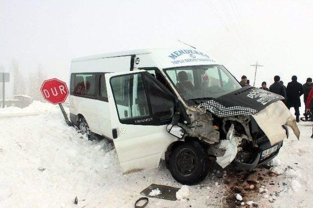 Tren Öğrenci Servisine Çarptı: 2 Yaralı