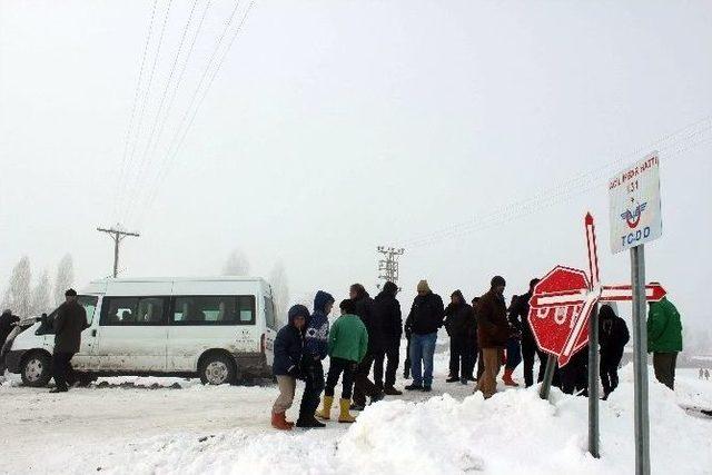 Tren Öğrenci Servisine Çarptı: 2 Yaralı