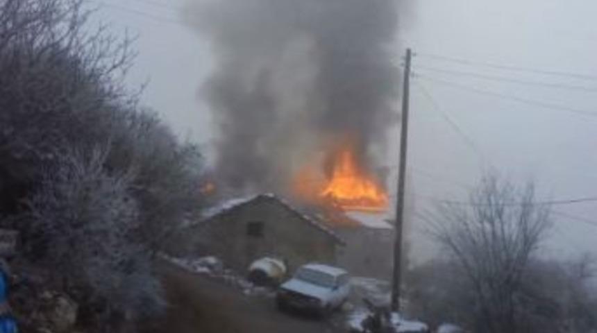 &Ccedil;ıkan &Ccedil;atı Yangını İtfaiye Ekiplerince S&ouml;nd&uuml;r&uuml;ld&uuml;