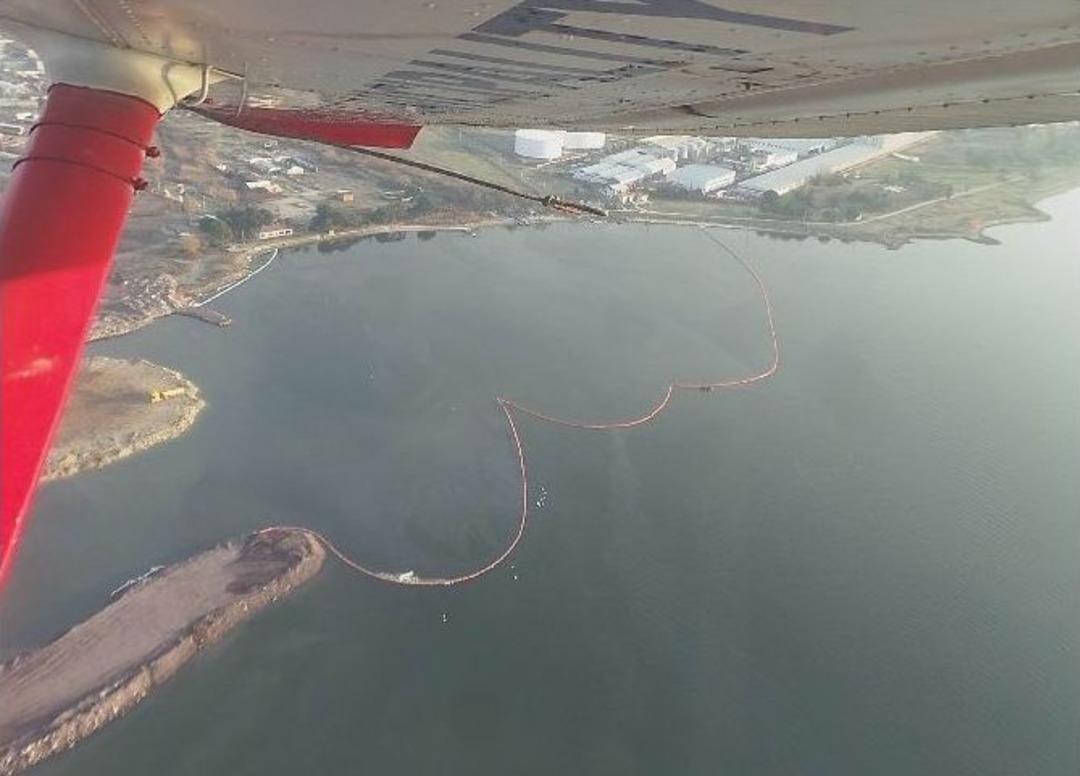 Denizdeki Baz Yağı Sızıntısı Havadan G&ouml;r&uuml;nt&uuml;lendi