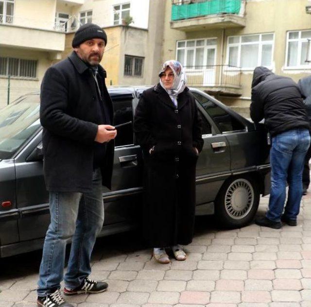 Dolandırıcılara Evdeki Altınlarını Verdi