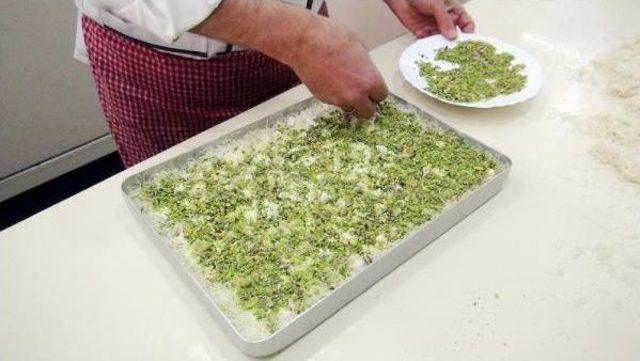 Şanlıurfa’Da, Baklava Ile Kadayıfın Karışımı Kadlava Tatlısı