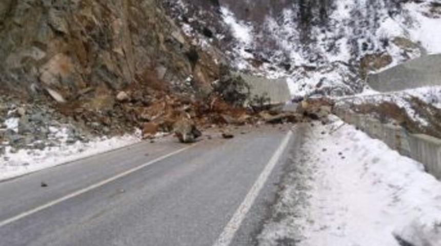 Artvin’in Ardanuç Ve Şavşat İlçelerine Ulaşımı Sağlayan Yola Kaya Düştü