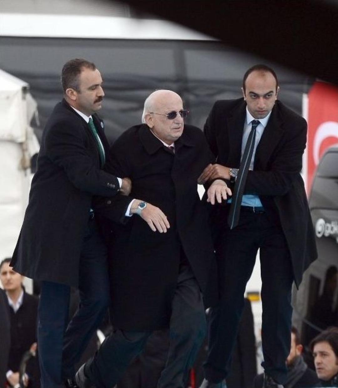 Meclis Başkanı Kahraman&rsquo;ın D&uuml;şmesini Korumalar Engelledi