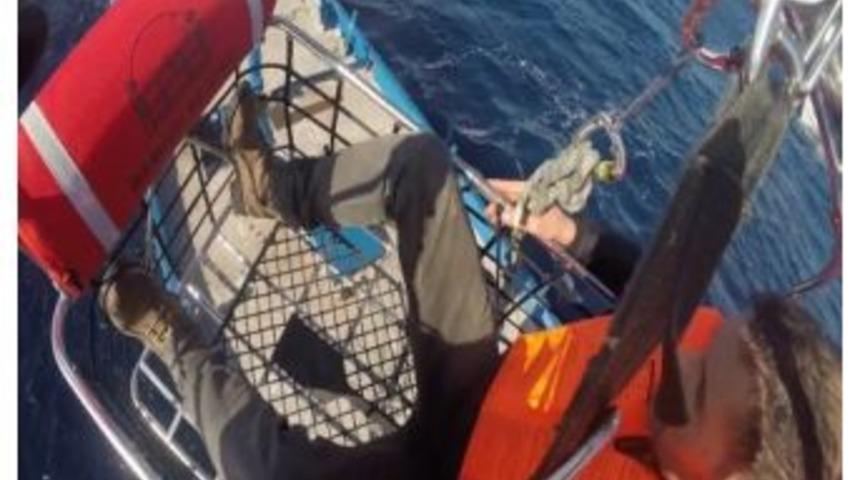 Denizde Mahsur Kalan 3 Kişiyi Sahil G&uuml;venlik Kurtardı