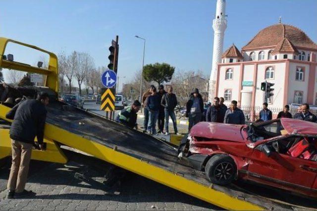 3 Kişinini Yaralandığı Kaza Kamerada