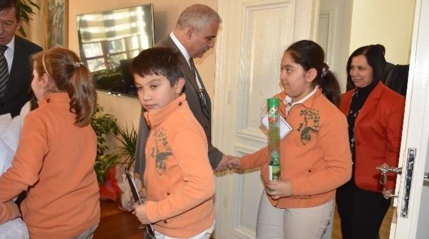 &Ouml;ğrencilerden Vali G&uuml;ven&ccedil;er&rsquo;e &Ccedil;am Fidanlı Davet
