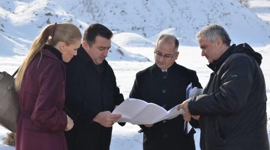 Kaymakam Yaman Ve Belediye Başkanı Bakıcı Yeni Hastane Yerinde İncelemelerde Bulundu