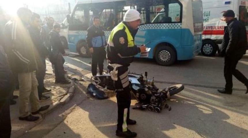 Minib&uuml;sle Motosiklet &Ccedil;arpıştı: 2 Yaralı