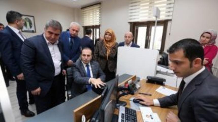 Yeni Kimliklere İlk M&uuml;racaat Vali İle Başkandan