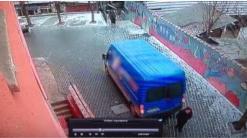 Yaşlı Adam Kargo Aracının Altında Kaldı