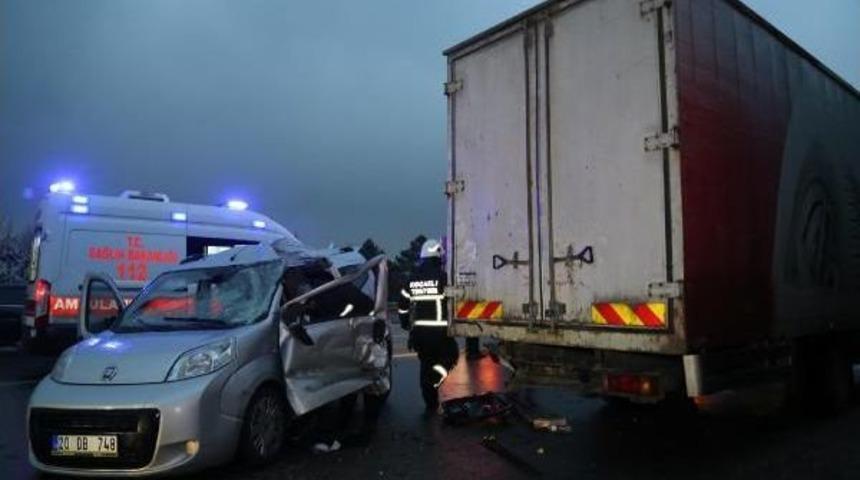 Kamyonete &Ccedil;arpan Ticari Aracın S&uuml;r&uuml;c&uuml;s&uuml; Yaralandı