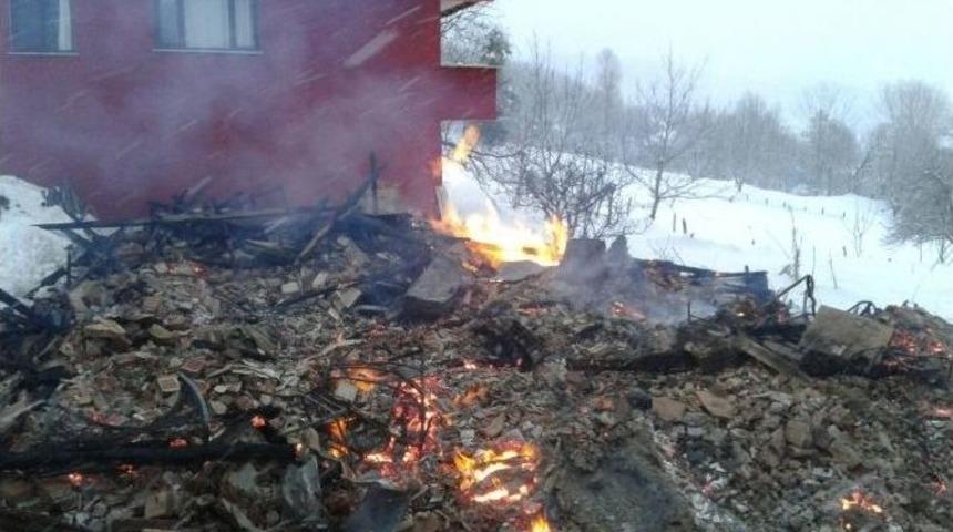 Kastamonu&rsquo;da 2 Katlı Ahşap Ev K&uuml;l Oldu