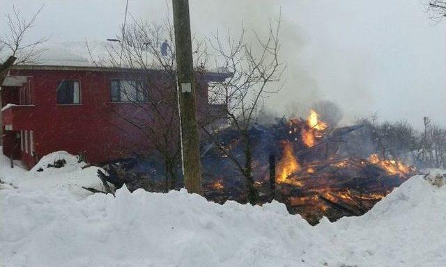 Kastamonu’da 2 Katlı Ahşap Ev Kül Oldu