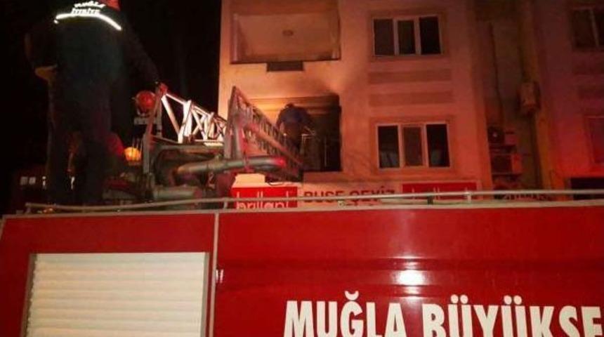 Apartmanda &Ccedil;ıkan Yangında 10 Kişi Dumandan Etkilendi