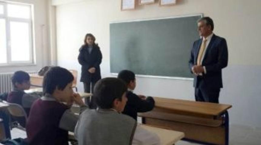Vali &Ouml;zefe&rsquo;den Okul Ziyareti