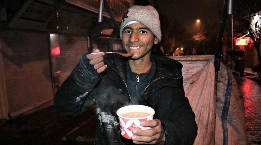 Buz Gibi Soğukta G&ouml;n&uuml;ll&uuml; Gen&ccedil;ler Her Gece &Ccedil;orba Dağıtıyor...(&ouml;zel Haber)