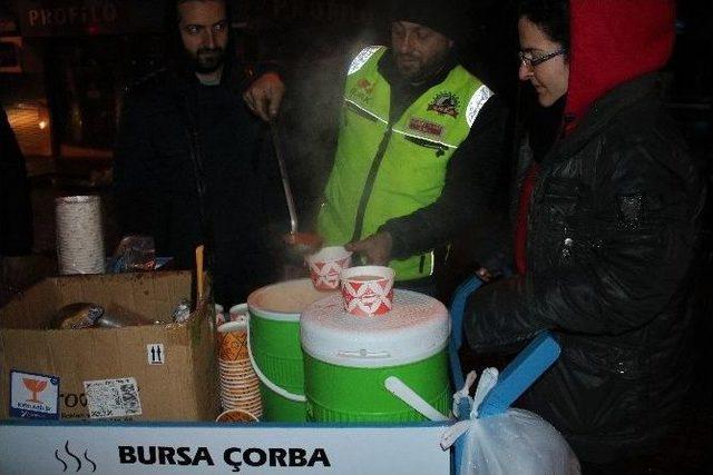 Buz Gibi Soğukta Gönüllü Gençler Her Gece Çorba Dağıtıyor...(özel Haber)