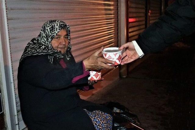 Buz Gibi Soğukta Gönüllü Gençler Her Gece Çorba Dağıtıyor...(özel Haber)