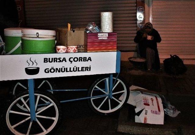 Buz Gibi Soğukta Gönüllü Gençler Her Gece Çorba Dağıtıyor...(özel Haber)