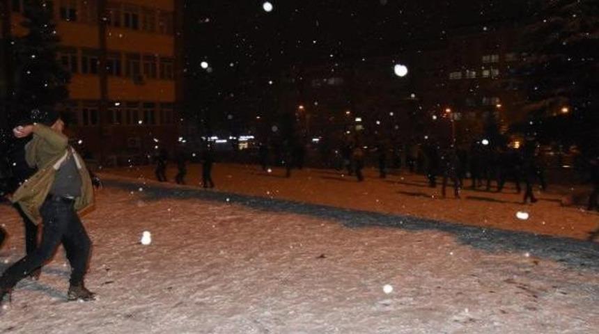 K&uuml;tahya'da Gen&ccedil;lerin Kar Topu Eğlencesi