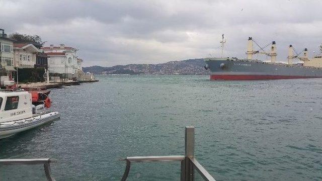 Y&uuml;k Gemisi Boğaz&rsquo;da Yalılara Metreler Kala Karaya Oturdu 1