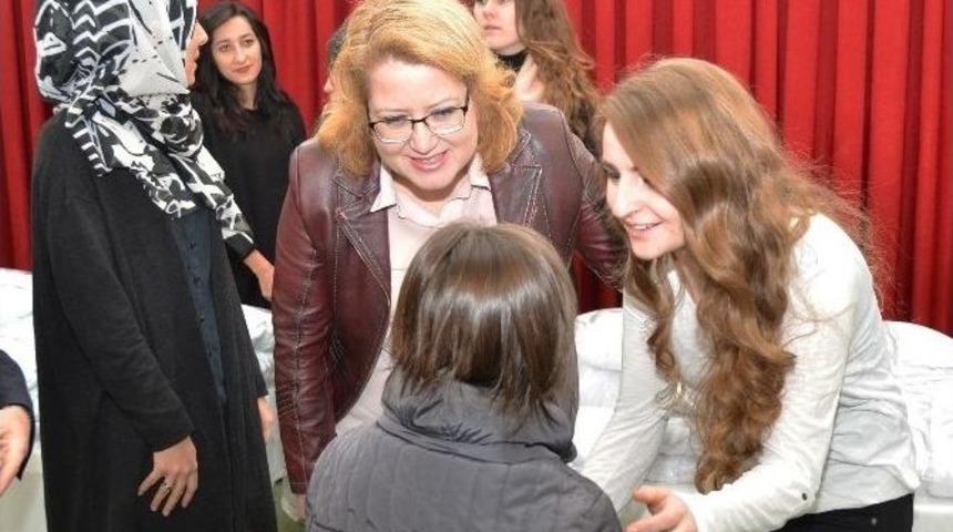 &Uuml;niversiteliler &Ccedil;ekom &Ccedil;ocuklarının Y&uuml;z&uuml;n&uuml; G&uuml;ld&uuml;rd&uuml;