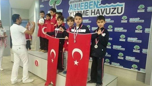 &Ouml;zel Sanko Okullarının Y&uuml;zme Başarısı 1