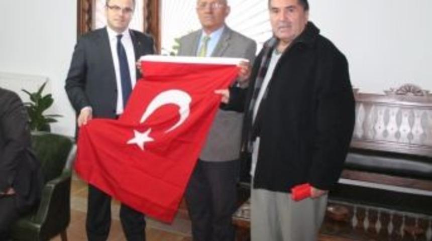 Kaymakam &Uuml;&ccedil;er&rsquo;e T&uuml;rk Bayrağı Hediye Edildi