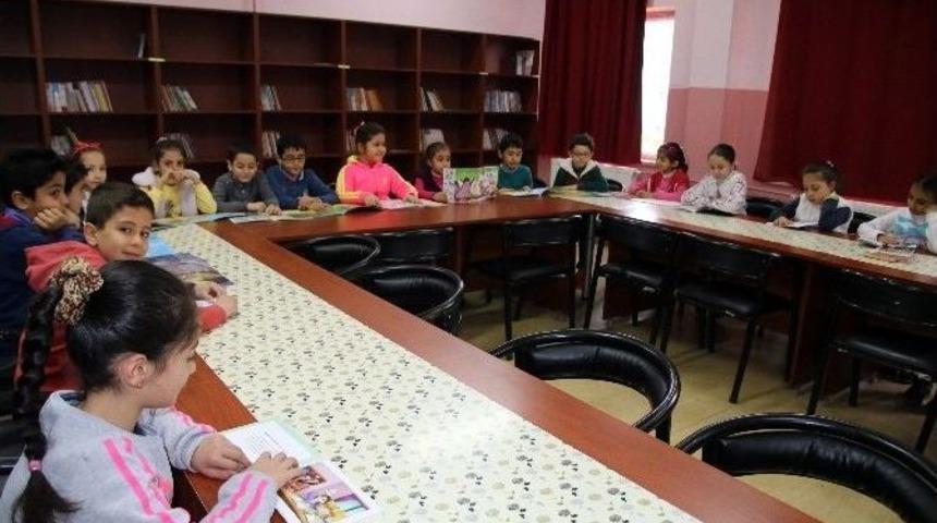 Şanlıurfalı Minik &Ouml;ğrencinin Kitap Sevgisi Kilometreleri Aşıp Başkan G&ouml;k&ccedil;ek&rsquo;e Ulaştı