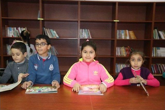 Şanlıurfalı Minik Öğrencinin Kitap Sevgisi Kilometreleri Aşıp Başkan Gökçek’e Ulaştı