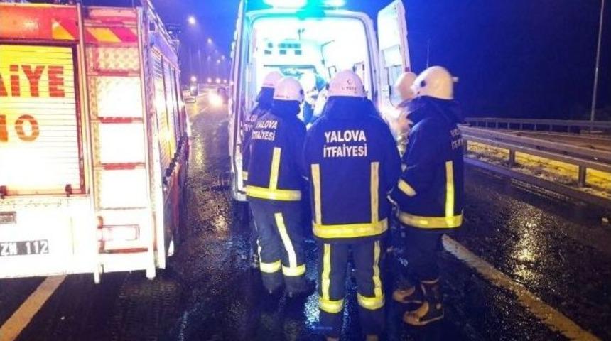 Buzlanan T&uuml;nelde Bariyerlere &Ccedil;arpan Ara&ccedil;ta Can Pazarı