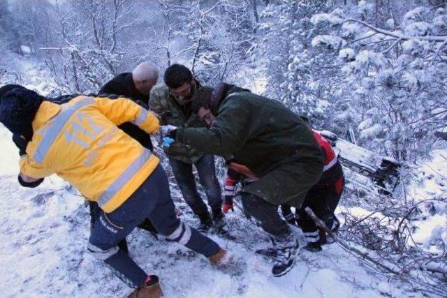 Bolu'da Otomobil Şarampole Yuvarlandı; Sürücü Yaralı