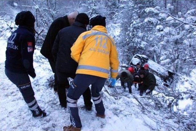 Bolu'da Otomobil Şarampole Yuvarlandı; Sürücü Yaralı