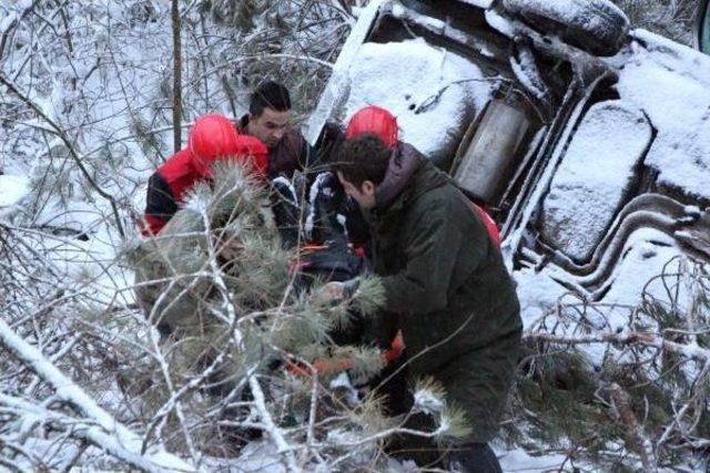 Bolu'da Otomobil Şarampole Yuvarlandı; Sürücü Yaralı