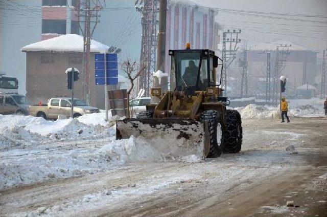 Yüksekova'da Karları Temizleme Çalışması